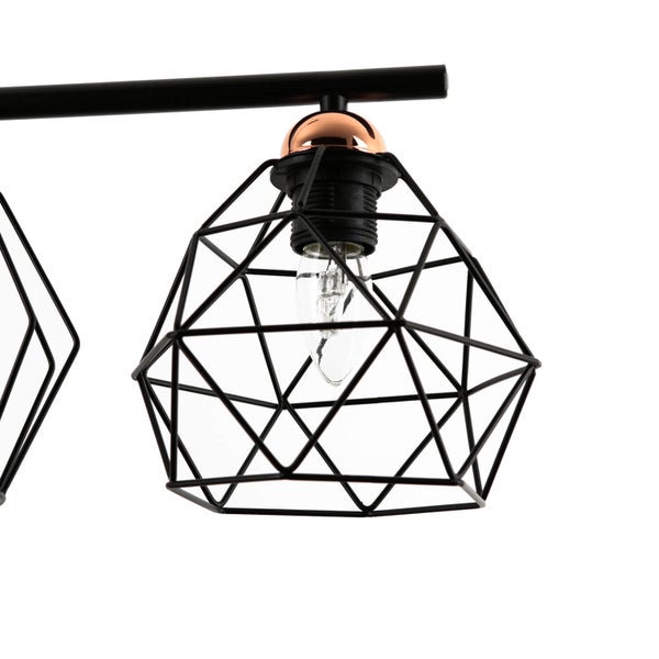 Detailaufnahme einer Lampe mit geometrischem Lampenschirm und Glühbirne