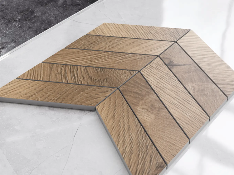 Mosaikfliesen in Holzoptik mit Chevron-Muster.