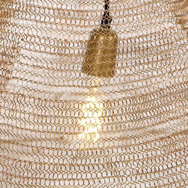 Nahaufnahme einer goldenen Drahtgeflecht-Hängelampe mit Glühbirne