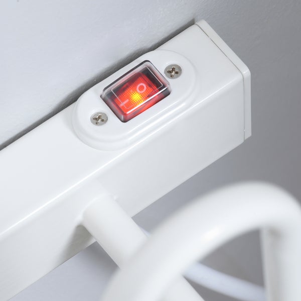 Detailansicht eines weißen Lichtschalters mit roter Anzeige