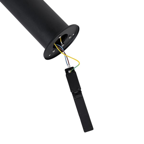 Sockel einer schwarzen Außenleuchte mit Verkabelung und Anschlussbox.