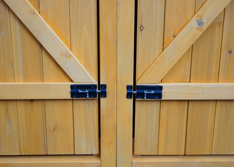 Gartenschrank aus Kunststoff in Anthrazit mit Holzoptik, Doppeltüren und Vorhängeschloss.
