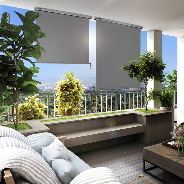 Balkon mit Sonnenschutzrollos, Sitzbereich und Pflanzen