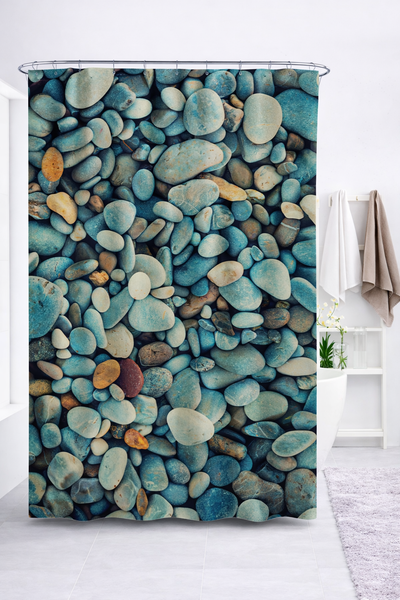 Duschvorhang mit Kieselsteinmuster im Badezimmer