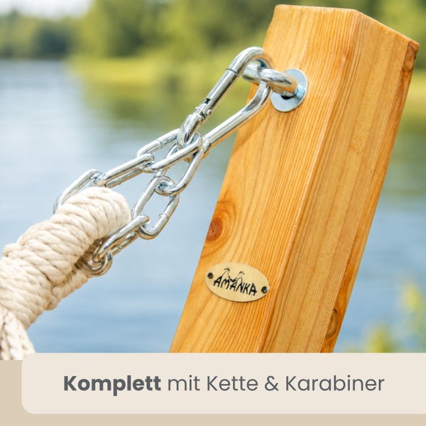 Holzpfosten einer Hängematte mit Karabinerhaken, Kette und Seilbefestigung. AMANKA Logo.