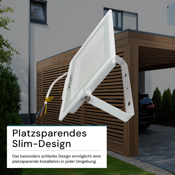 Weiße LED-Außenleuchte vor Hauswand und Carport