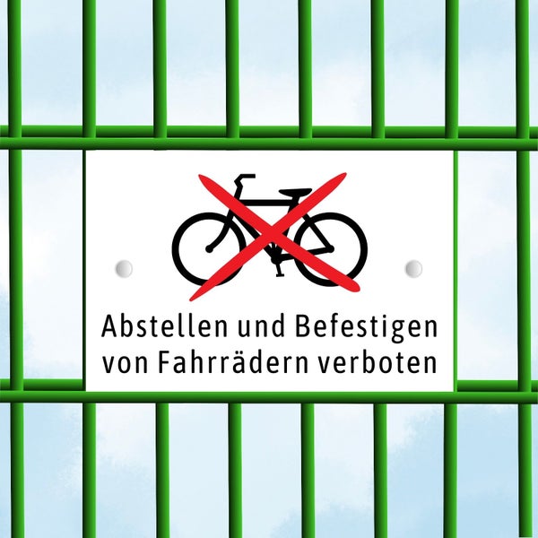 Schild an einem grünen Zaun mit dem Hinweis: Abstellen und Befestigen von Fahrrädern verboten.