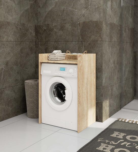 Badezimmer mit Waschmaschine, Holzunterschrank, Wäschekorb und Badteppich