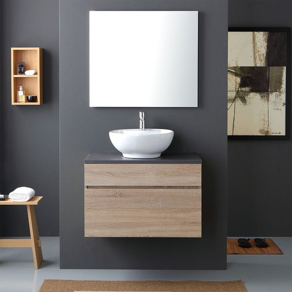 Modernes Badezimmer mit Waschtischunterschrank in Holzoptik, rundem Aufsatzwaschbecken, quadratischem Spiegel und Wandregal vor dunkler Wand.