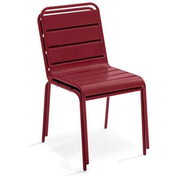 Stapelbarer Gartenstuhl aus Metall in Rot mit Latten-Design für Balkon und Terrasse.