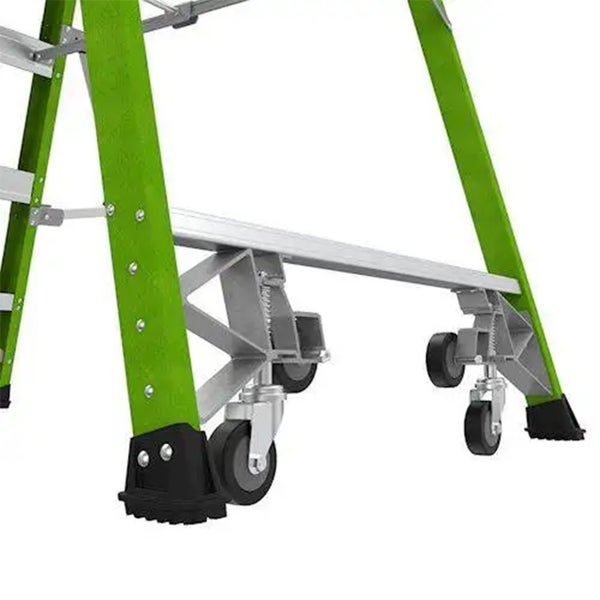 Fahrrollen-Set für Leitern mit vier schwarzen Rollen an einer silbernen Aluminium-Traverse, montiert an einer grünen Leiter.