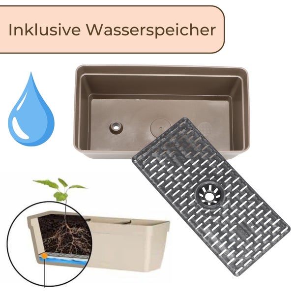 Beige Balkonkasten aus Kunststoff am Metallgeländer hängend, bepflanzt mit Blumen, auf einem Balkon mit Tisch und Sitzgelegenheit.