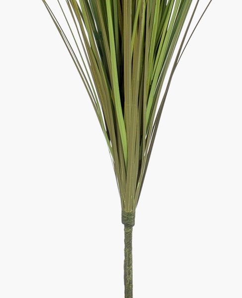 Vier künstliche Ziergräser in verschiedenen Höhen in schwarzen Kunststofftöpfen mit naturgetreuen Blütenständen.