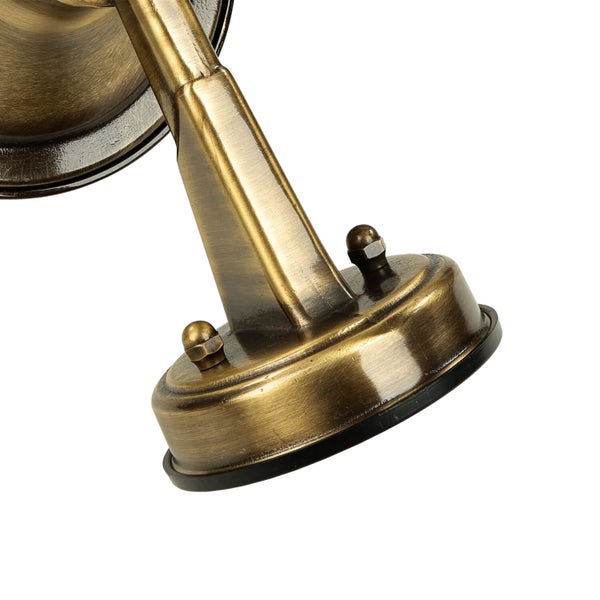 Detailaufnahme der Wandhalterung einer Lampe