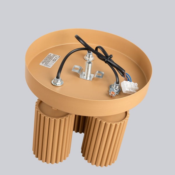 Deckenleuchte mit drei zylindrischen Lampenschirmen und Befestigungselementen.