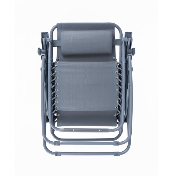 Zusammengeklappter Relaxsessel mit grauem Metallgestell, Textilbespannung und Kopfkissen.
