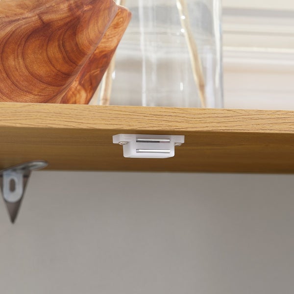 Magnetverschluss an einer Holzablage befestigt