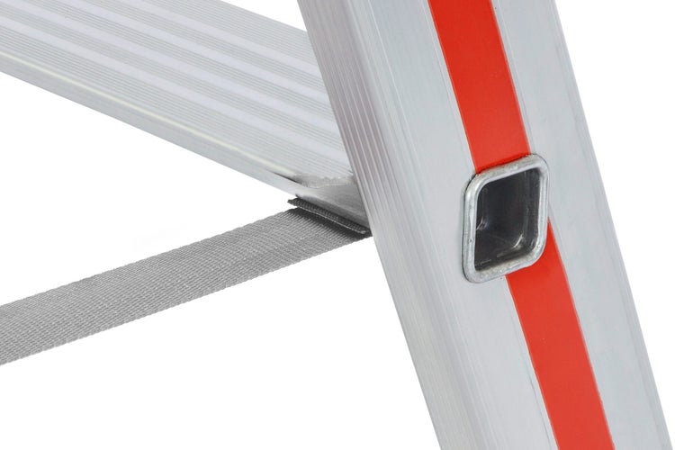 Detailansicht einer Aluminiumleiter mit rotem Streifen und Trittstufe