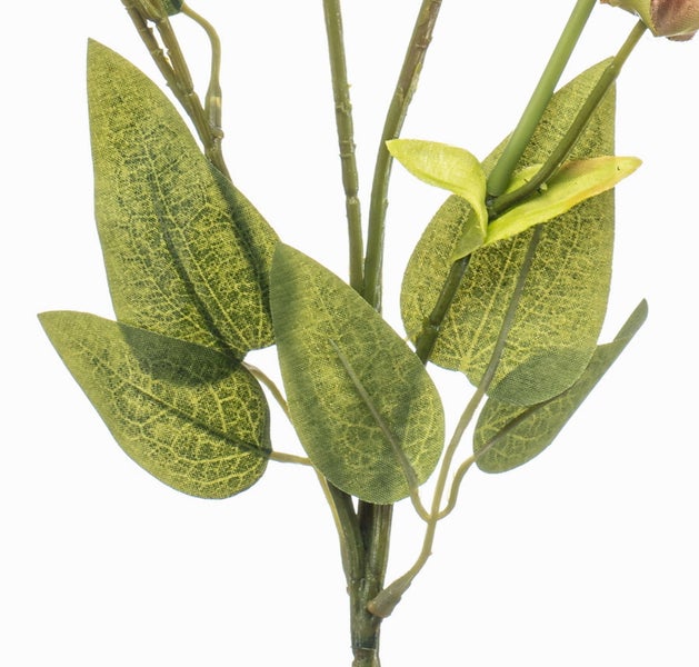 Detailansicht von grünen Blättern an einem künstlichen Zweig aus Kunststoff und Textil.