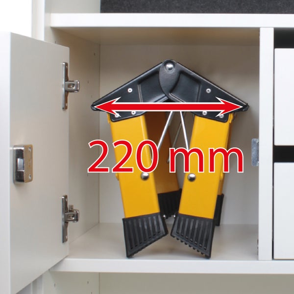 Zusammengeklappte Leiter mit Maßangabe 220 Millimeter im Schrank