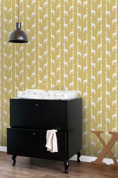 Kinderzimmer mit Wickelkommode und Giraffentapete