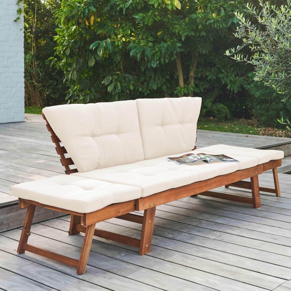 Gartenbank aus Holz mit hellen Polstern und verstellbaren Seitenlehnen.