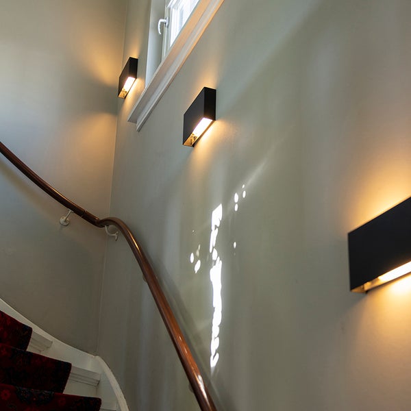 Wandleuchten an Treppe im Innenbereich