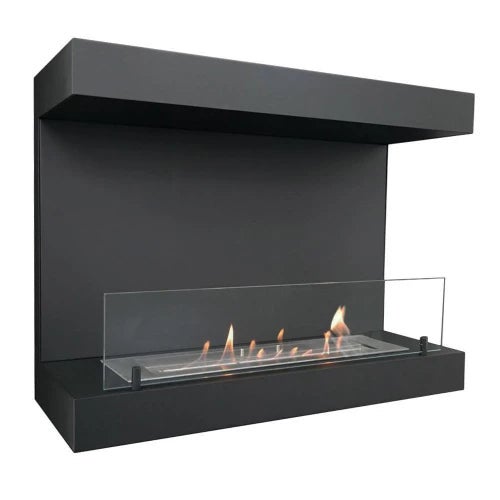 Schwarzer Wand-Bioethanol-Kamin aus Metall mit einer Schutzscheibe aus Glas und brennenden Flammen.