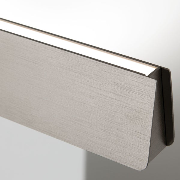 Moderne LED Wandleuchte aus Metall mit gebürsteter Oberfläche und diffuser Lichtaustrittsfläche für eine flächige Beleuchtung
