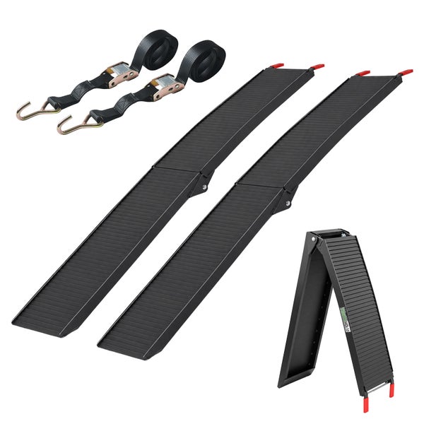 Zwei klappbare schwarze Auffahrrampen mit profilierter Oberfläche und zwei schwarze Spanngurte mit Metallhaken.