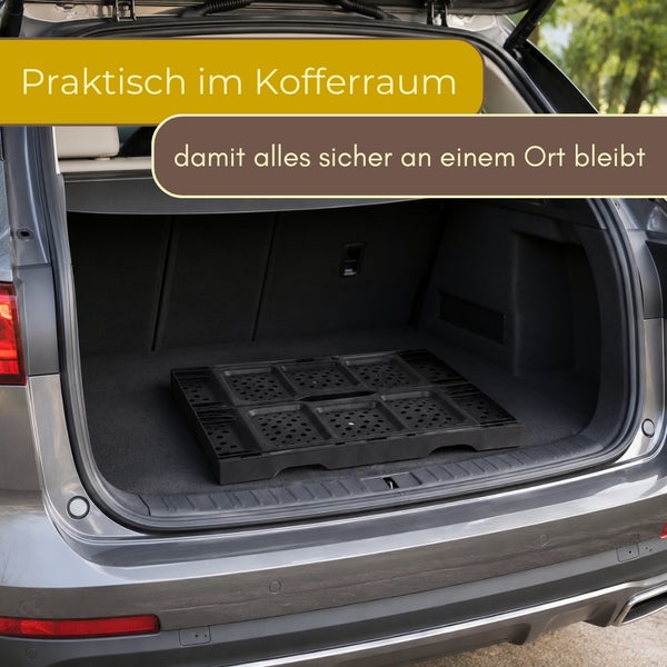 Zusammengeklappter Kofferraum-Organizer aus Kunststoff im Kofferraum eines Autos.