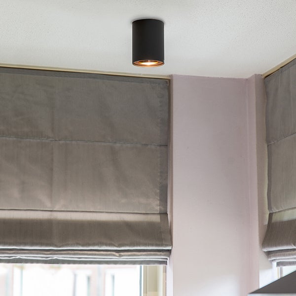 Deckenleuchte und Vorhänge in einem Raum.