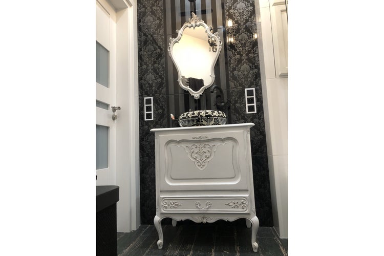 Badezimmer mit Waschtisch, Aufsatzwaschbecken und Spiegel im Barockstil