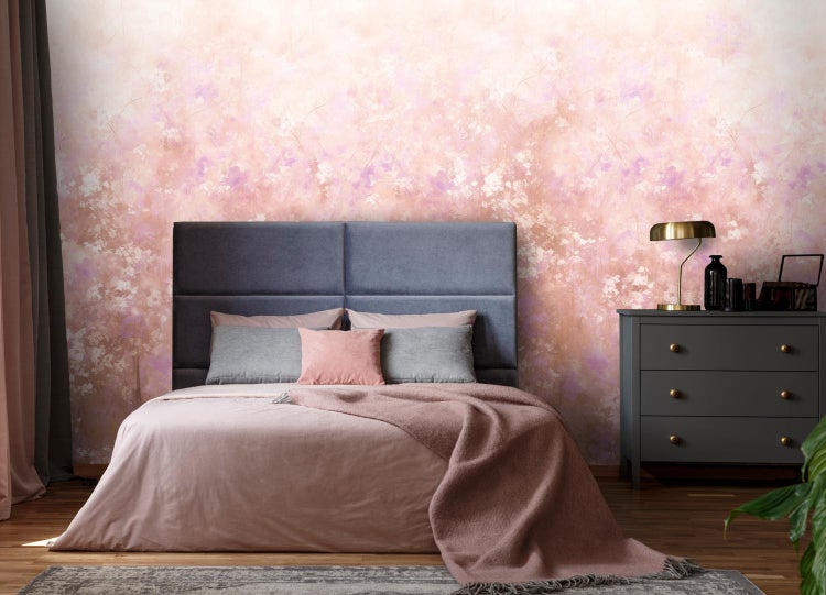 Schlafzimmer mit Bett, Kommode und dekorativer Wandgestaltung für eine wohnliche Atmosphäre.