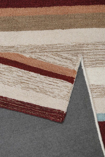 Gestreifter Schlingenteppich mit strukturierter Oberfläche und rutschhemmender Rückseite.
