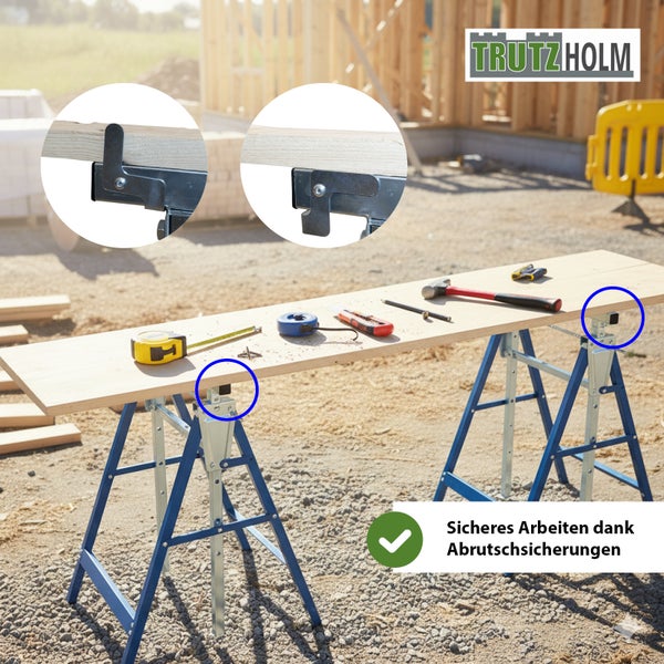 Zwei blaue Metall-Arbeitsböcke mit Holzbrett und Werkzeug auf Baustelle, Fokus auf Abrutschsicherung für sicheres Arbeiten. Trutzholm Logo.