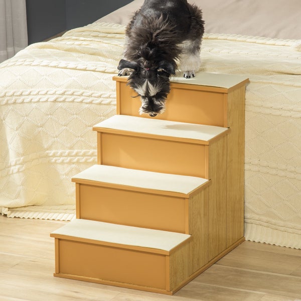 Hundetreppe aus Holz mit vier Stufen und rutschfesten Auflagen vor einem Bett.