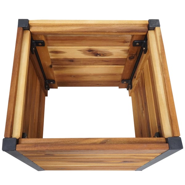 Pflanzkasten aus Holz mit integrierter Rankhilfe und drei Führungsdrähten für Kletterpflanzen.