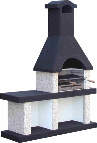 Stationärer Gartenkamin aus Beton mit dunkler Haube, Schornstein, Grillrost und seitlicher Ablagefläche.