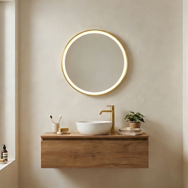 Modernes Badezimmer mit runden Spiegel, Aufsatzwaschbecken und Waschtischunterschrank.