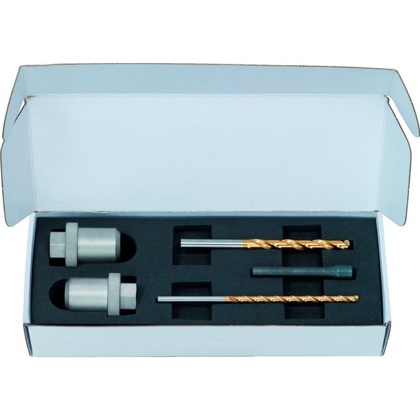 Werkzeugsatz in einer Box mit Metallhülsen und Bohrern