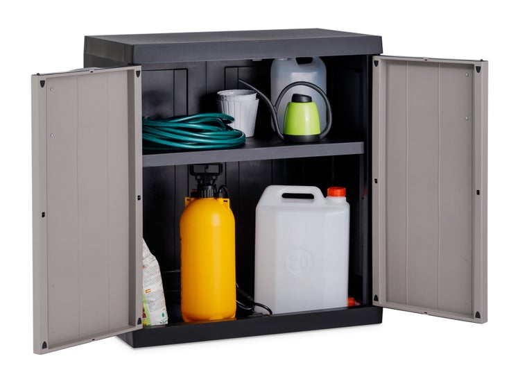 Gartenschrank mit Gartengeräten und Zubehör