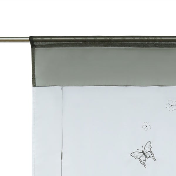 Gardine mit Schmetterlings- und Blumenmuster am Fenster