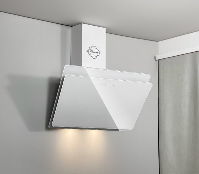 Wandesse Dunstabzugshaube von Gurari mit schrägem Design und integrierter Beleuchtung zur Wandmontage in einer Küche.