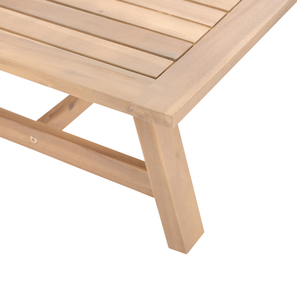 Detailansicht eines Garten-Holztischs mit Latten-Tischplatte und schrägem Standbein.