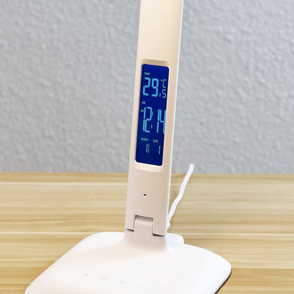 Weiße Schreibtischlampe mit digitalem Display für Temperatur, Uhrzeit und Datum.