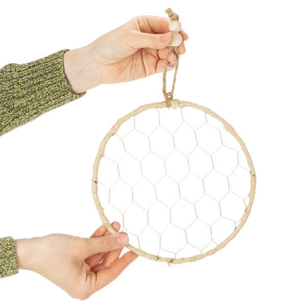 Dekorativer Ring mit Drahtgeflecht, Holzperlen und Aufhängeschlaufe.