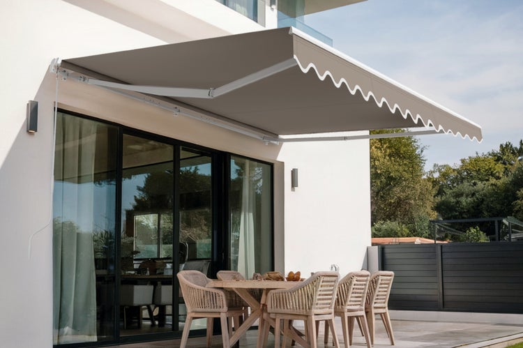 Terrasse mit Markise und Gartengarnitur