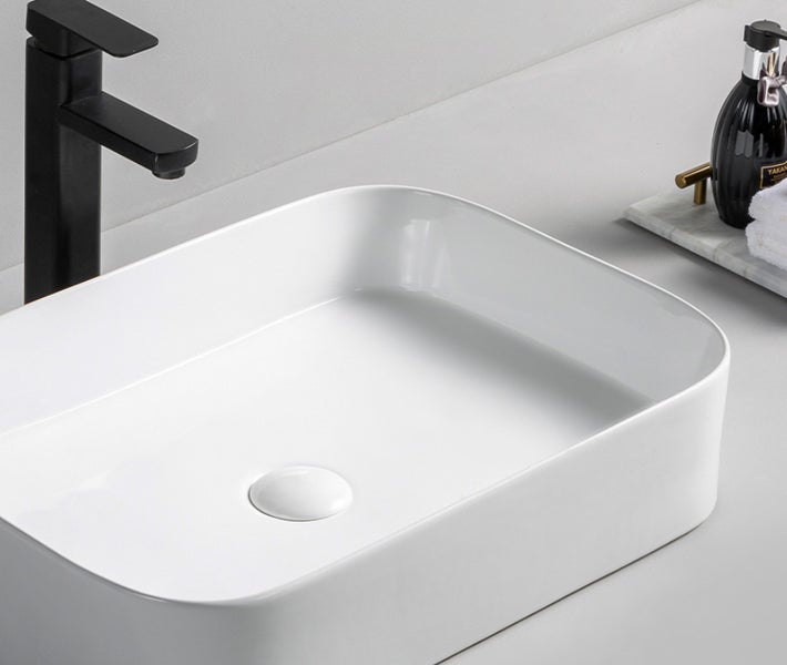 Aufsatzwaschbecken aus Keramik mit Armatur