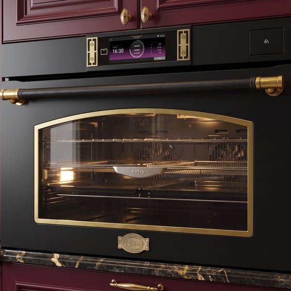 Kaiser Einbaubackofen im Retro Stil mit AirFry Funktion, Digitalanzeige und goldenen Akzenten in einer dunklen Küche.
